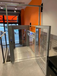 Elevateur PMR <120cm, portillon au niveau supérieur